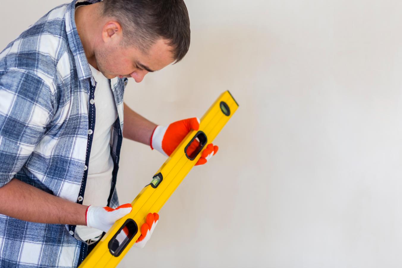 3. Montaj rigips perete - nivelă, bărbat, perete alb