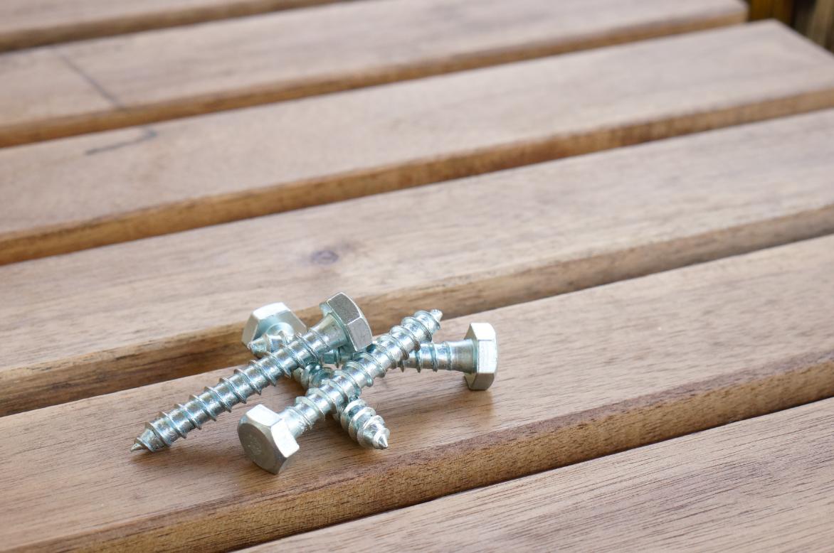 6. Dulap în perete - șuruburi, masă din lemn