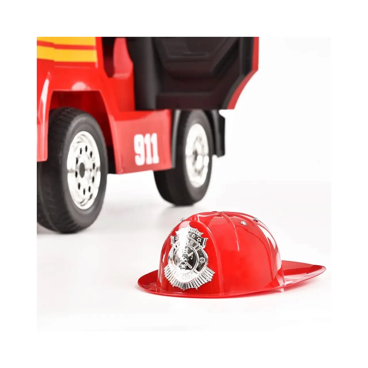 Camion de pompieri pentru copii HECHT 51818, acumulator 12 V, 10 Ah / 35 W, greutate maxima 30 kg, rosu-negru, varsta recomandata 3-8 ani 9